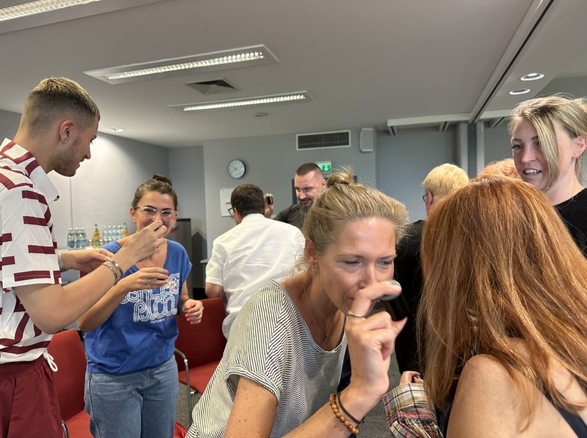 Teilnehmende arbeiten konzentriert in Kleingruppen