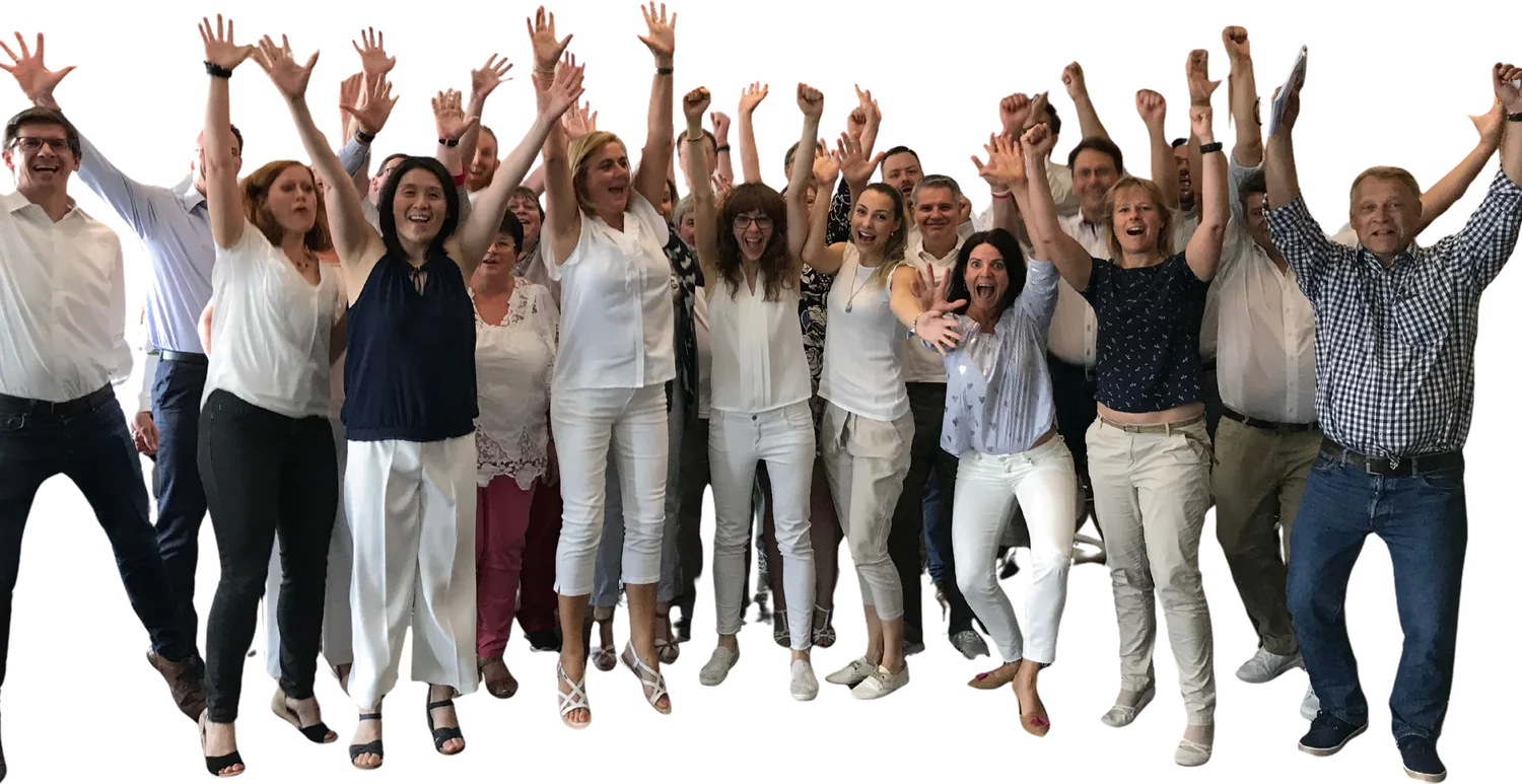 Ein Team jubelt nach einem Stärkenkompass-Workshop